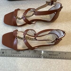 Vince Camuto Rich Clay Brown Sandals Size 7.5 Leather Straps Gold Chain Flats